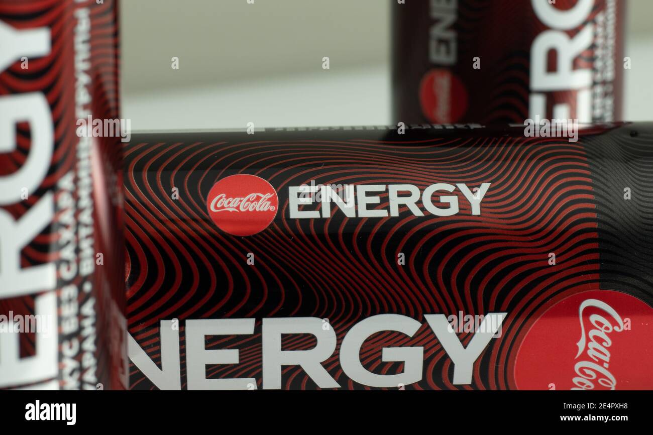 New York, USA - 1. Januar 2021: Coca-Cola Energy Drink Logo auf Can close up, illustrative Editorial Stockfoto