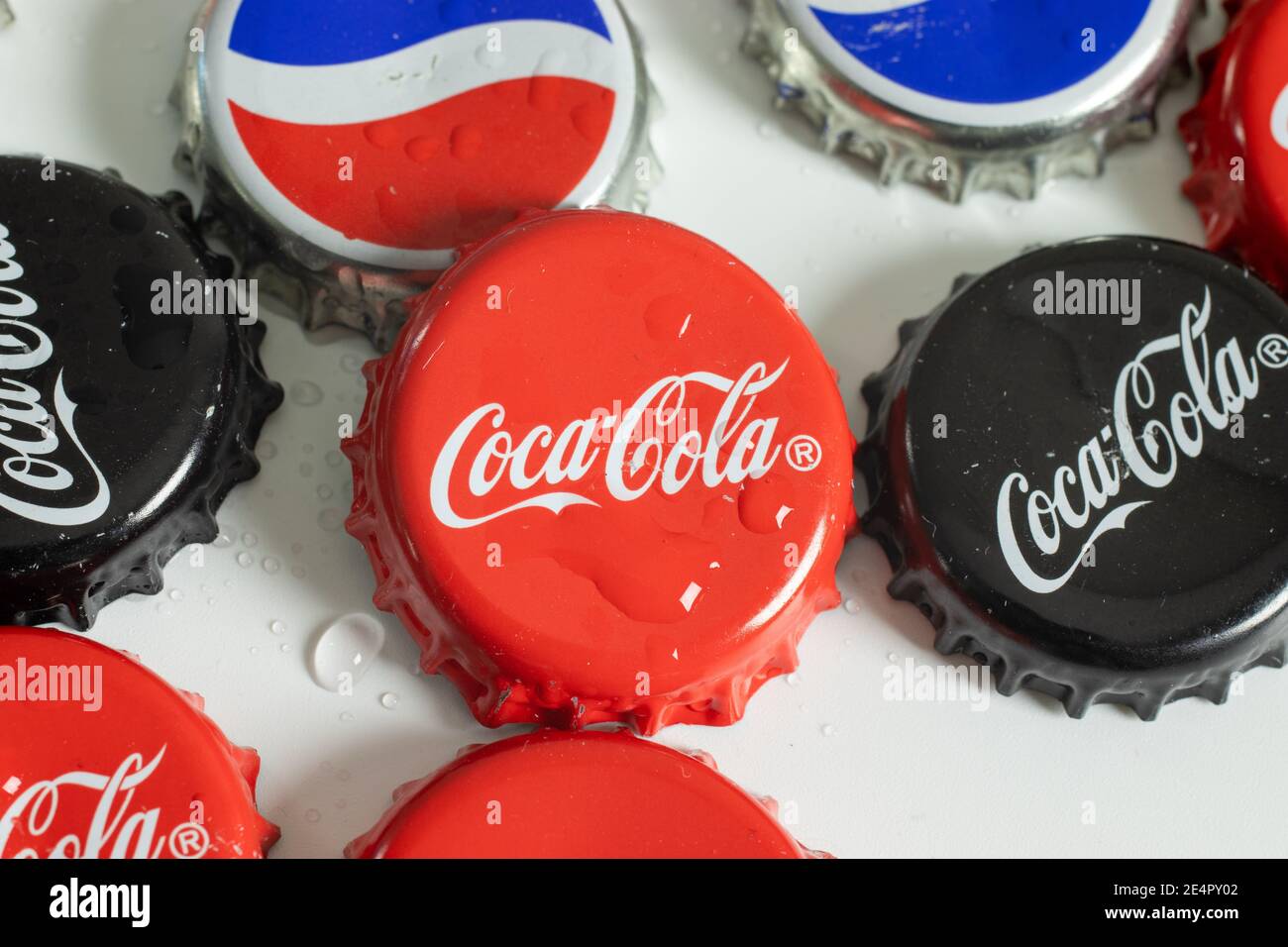New York, USA - 1. Januar 2021: Coca Cola rote Flaschenkappe Draufsicht. Coca-Cola Markenlogo, illustrative Editorial Stockfoto