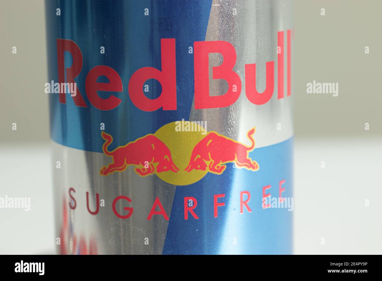 New York, USA - 1. Januar 2021: Red Bull Energy Drink zuckerfreies Logo close-up, illustrative Editorial Stockfoto
