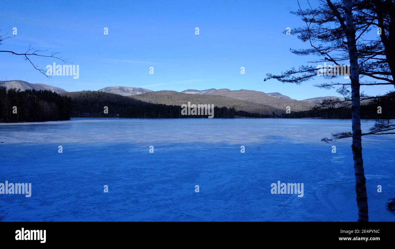 Der eisbedeckte Cooper Lake, Lake Hill in der Stadt Woodstock, Ulster County, New York, ist der größte natürliche See in den Catskill Mountains Stockfoto