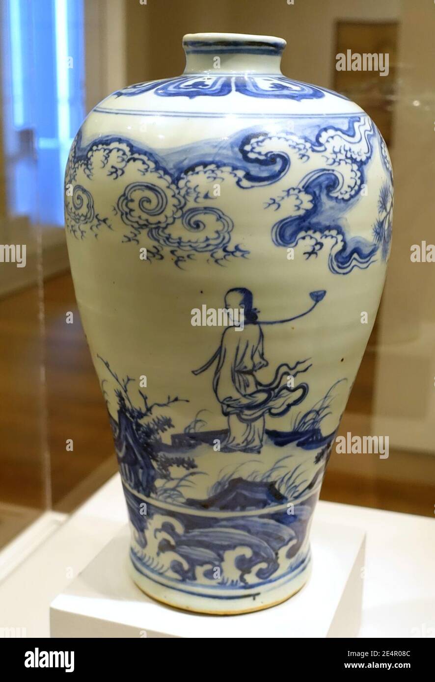 Meiping-Flasche mit Dekoration eines daoistischen Unsterblichen und seines Jugendlichen Begleiter in einer windgepeitschten Landschaft, Ansicht 2, Chinesisch, Ming-Dynastie, vielleicht 1400er - Stockfoto