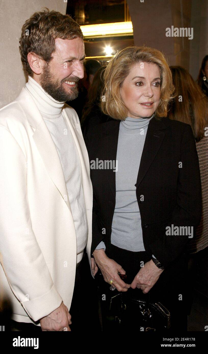 Catherine Deneuve und Stephano Pilati nehmen am 25. Februar 2008 an der Eröffnungsparty eines neuen Yves Saint Laurent-Geschäfts in Paris Teil. Foto von Marco Vitchi/ABACAPRESS.COM Stockfoto