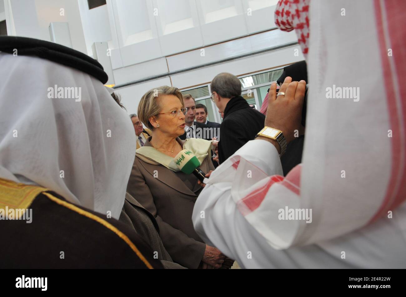 EXKLUSIV - der französische Innenminister Michele Alliot-Marie spricht am 25. Februar 2008 in Riad, Saudi-Arabien, mit der Presse. Michele Alliot-Marie ist auf einem zweitägigen Besuch im Königreich Saudi-Arabien, um ein Abkommen mit der saudischen Regierung zu unterzeichnen, um die Anstrengungen zur Bekämpfung des Terrorismus zu vereinen. Foto von Ammar Abd Rabbo/ABACAPRESS.COM Stockfoto