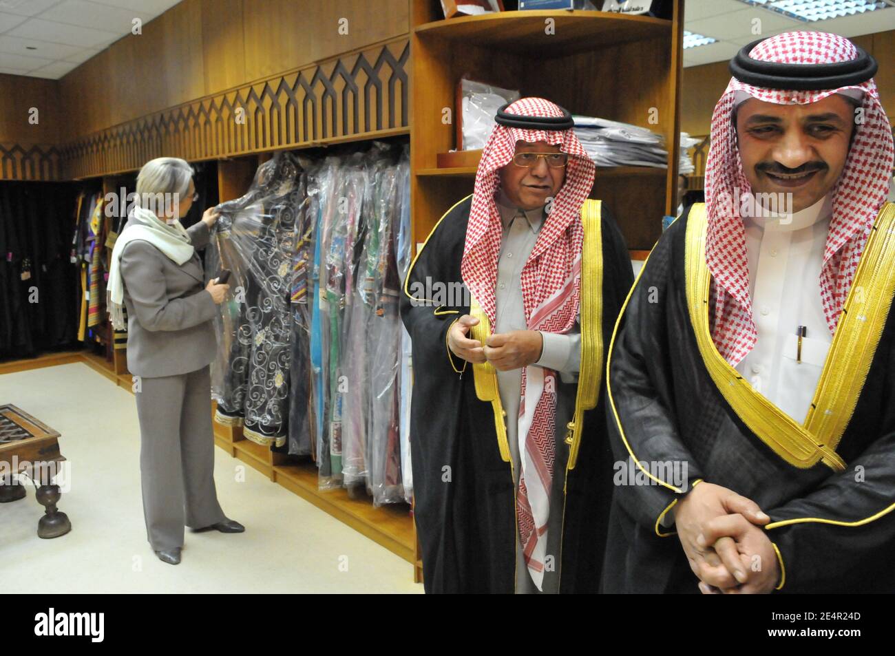 EXKLUSIV - Französischer Innenminister Michele Alliot-Marie am 25. Februar 2008 in einem Souvenirladen im Saudi-arabischen Nationalmuseum in Riad, Saudi-Arabien, zu einem zweitägigen Besuch im Königreich Saudi-Arabien. Foto von Ammar Abd Rabbo/ABACAPRESS.COM Stockfoto