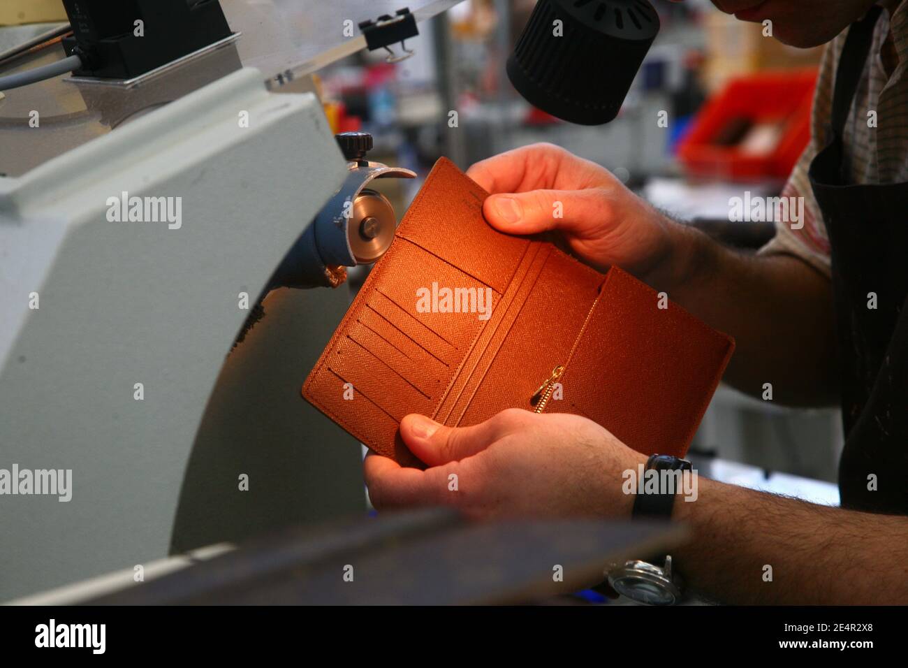 Illustration der Herstellung von Louis Vuitton in  Saint-Pourcain-sur-Sioule, Frankreich am 26. Februar 2008. Foto von  Mousse/ABACAPRESS.COM Stockfotografie - Alamy