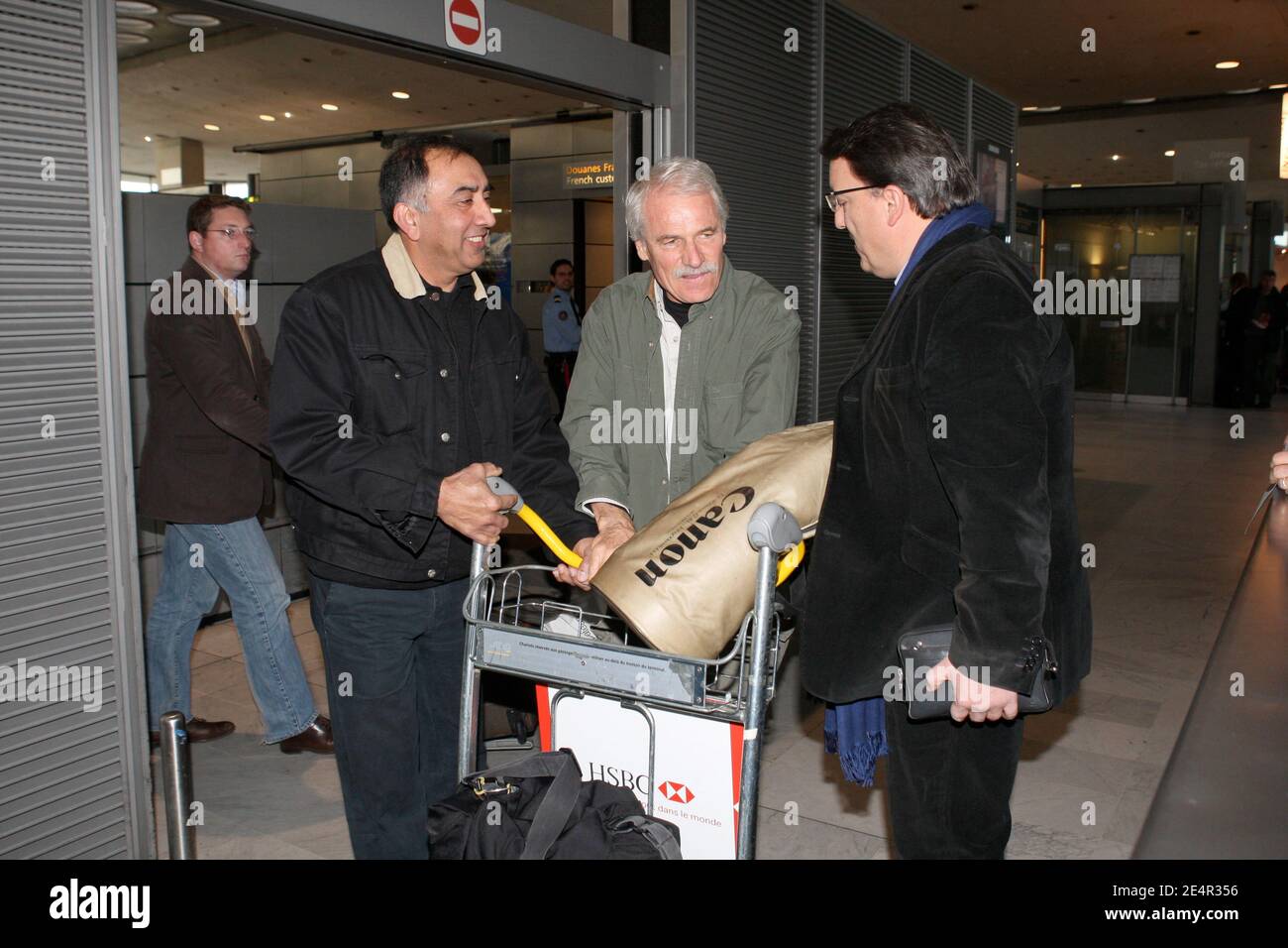 Der Fotograf Yann Arthus-Bertrand kommt am 27. Februar 2008 am Flughafen Roissy in Paris an. Arthus-Bertrand und eine französische Filmcrew wurden von der Ausreise aus Argentinien ausgeschlossen, nachdem sie kurz inhaftiert und später gegen Kaution wegen angeblichen Betrugs freigelassen worden waren. Sie werden von einem Reisebüro beschuldigt, ihre Rechnung nicht vollständig bezahlt zu haben, eine Behauptung, die sie verneinten. Foto von ABACAPRESS.COM Stockfoto