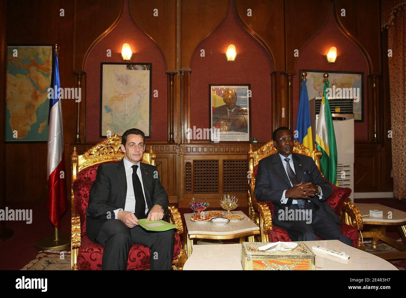 Der französische Präsident Nicolas Sarkozy wird am 27. Februar 2008 von seinem tschadischen Amtskollegen Idriss Deby Itno in N'Djamena, Tschad, empfangen. Foto von Mousse/ABACAPRESS.COM Stockfoto