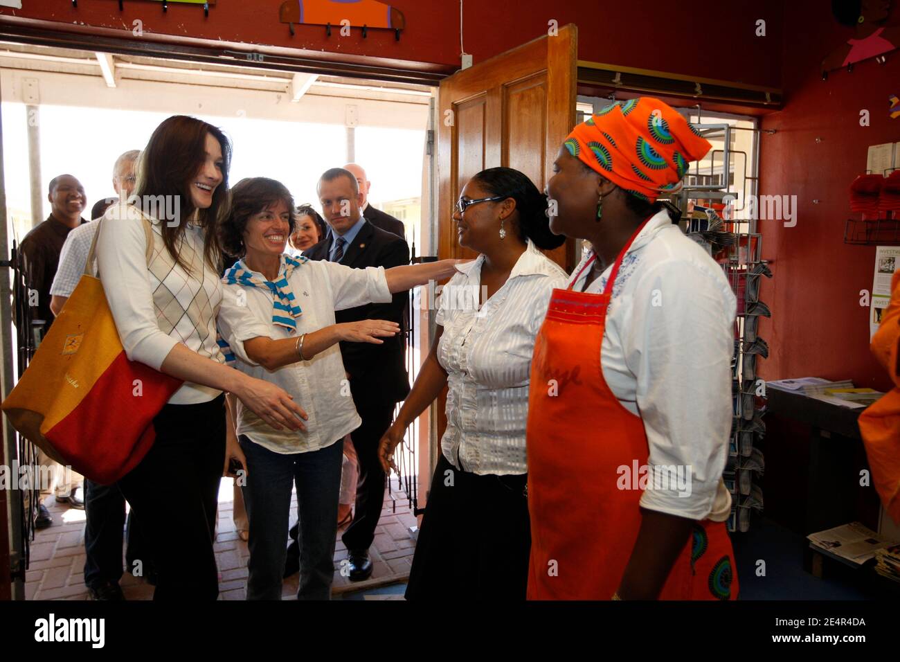 Frankreichs erste Dame Carla Bruni besucht am 28. Februar 2008 die Werkstatt des Zenzele Trainings- und Entwicklungszentrums in Khayelitsha Township, in der Nähe von Kapstadt, Südafrika. Frankreichs Präsident Nicolas Sarkozy und seine Frau sind auf einem zweitägigen offiziellen Besuch in Südafrika. Foto von Jacky Naegelen/Pool/ABACAPRESS.COM Stockfoto