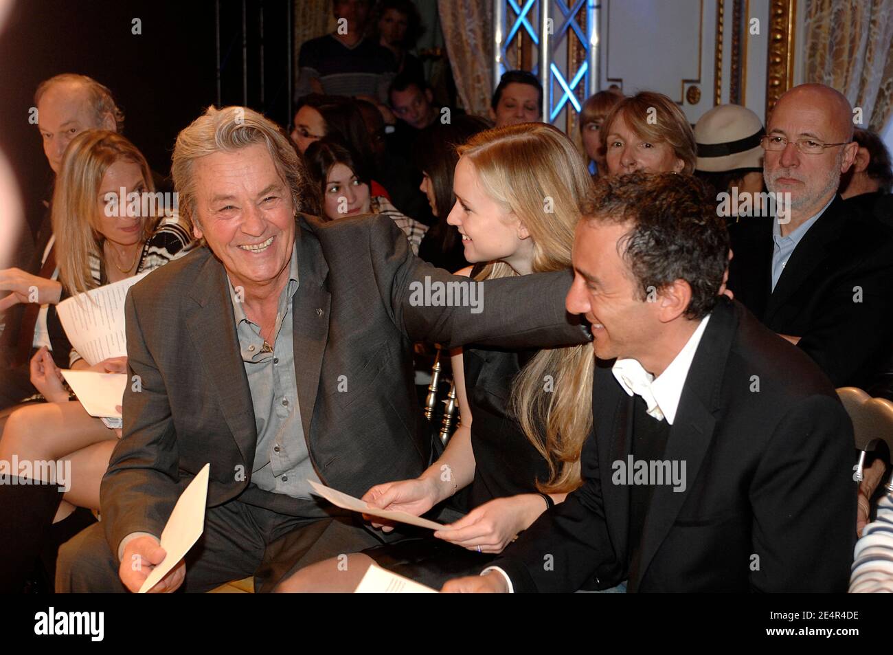 Alain Delon, Elie Semoun und seine Freundin Juliette besuchen die Herbstwinterausstellung 2008-2009 der Fabrizio Capriata Ready-to-wear Kollektion, die am 28. Februar 2008 im Hotel De Crillon in Paris, Frankreich, stattfindet. Foto von Giancarlo Gorassini/ABACAPRESS.COM Stockfoto