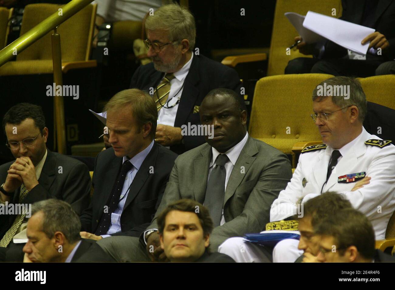 Basile Boli und Franck Louvrier hören zu, als Sarkozy am 28. Februar 2008 in Kapstadt, Südafrika, vor dem südafrikanischen Parlament spricht. Nicolas Sarkozy und seine Frau Carla Bruni-Sarkozy sind zu einem zweitägigen offiziellen Besuch in Südafrika. Foto von Mousse/ABACAPRESS.COM Stockfoto