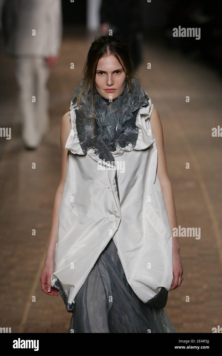 Ein Modell zeigt eine Kreation des japanischen Designers Dai Fujiwara für Issey Miyake während der Herbst-Winter 2008-2009 Ready-to-Wear Collection Show in Paris, Frankreich am 28. Februar 2008. Foto von Java/ABACAPRESS.COM Stockfoto