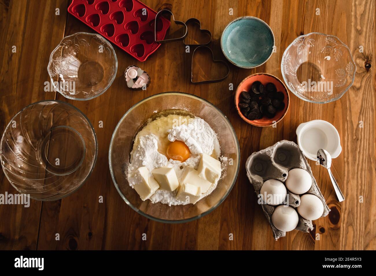 Vorbereitung auf Mehl Eier Butter in Behälter mischen. Stockfoto