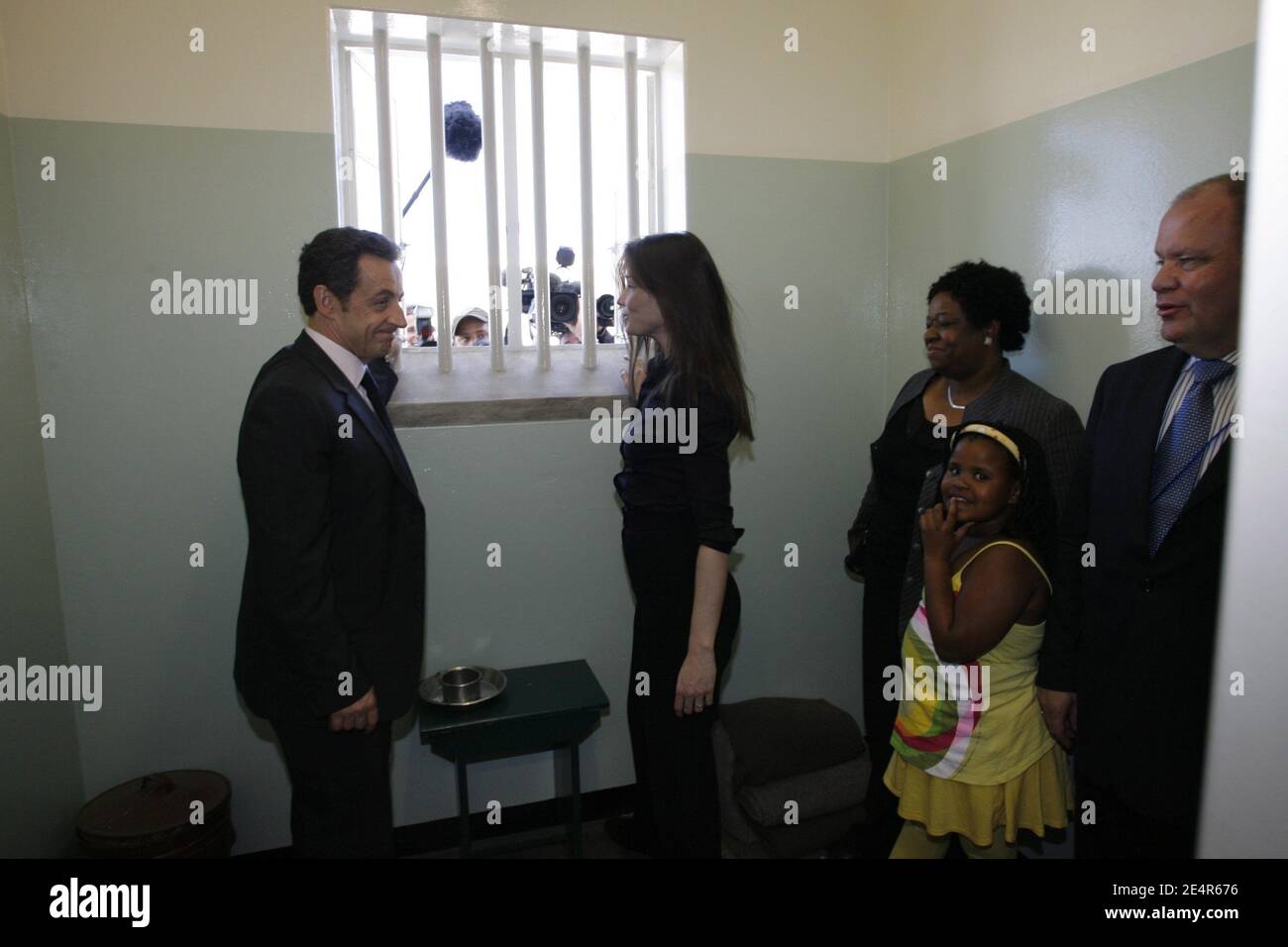 Der französische Präsident Nicolas Sarkozy und seine Frau Carla Bruni-Sarkozy besuchen am 29. Februar 2008 die Gefängniszelle des ehemaligen südafrikanischen Präsidenten Nelson Mandela auf Robben Island in Kapstadt, Südafrika. Nicolas Sarkozy ist auf einem zweitägigen offiziellen Besuch in Südafrika. Foto von Ludovic/Pool/ABACAPRESS.COM Stockfoto