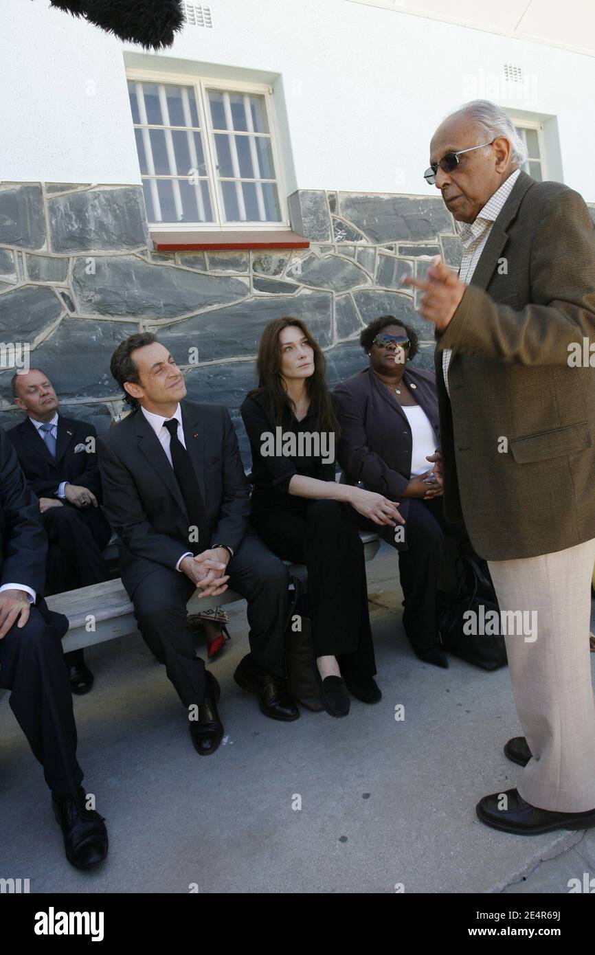 Der französische Präsident Nicolas Sarkozy und seine Frau Carla Bruni-Sarkozy vor der Gefängniszelle des ehemaligen südafrikanischen Präsidenten Nelson Mandela auf Robben Island in Kapstadt, Südafrika, am 29. Februar 2008. Nicolas Sarkozy ist auf einem zweitägigen offiziellen Besuch in Südafrika. Foto von Ludovic/Pool/ABACAPRESS.COM Stockfoto