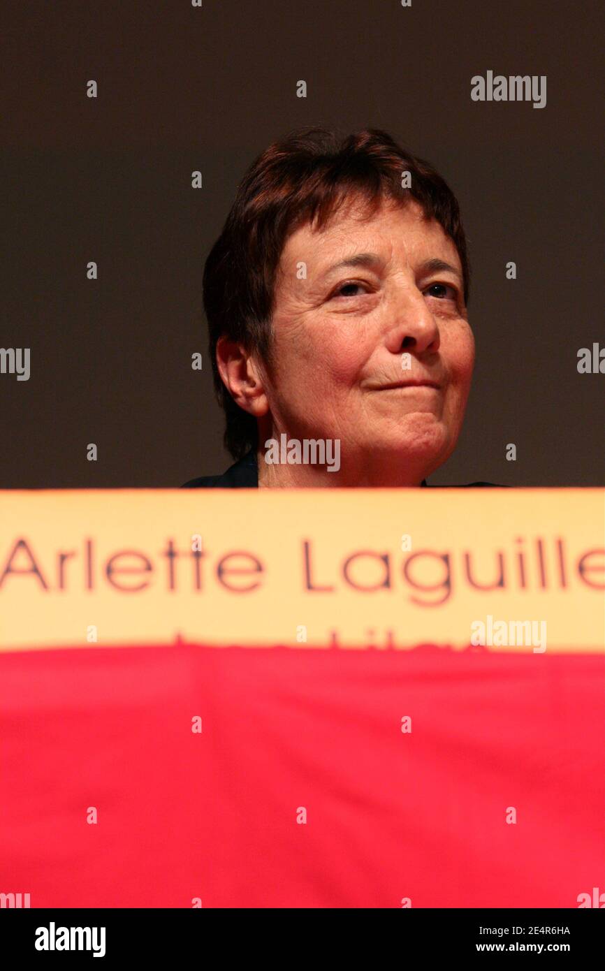 Die Sprecherin der linksextremen Partei "Lutte ouvriere" Arlette Laguiller setzt sich am 29. Februar 2008 im Theater La mutualite in Paris für die Kommunalwahlen ein. Foto von Stephane Gilles/ABACAPRESS.COM Stockfoto