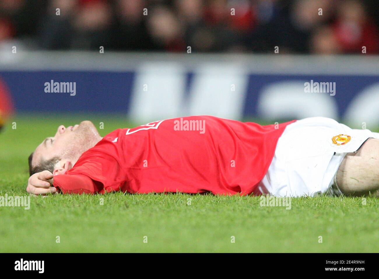 Wayne Rooney von Manchester United ist niedergeschlagen, nachdem er während der UEFA Champions League, der ersten Ausscheidungsrunde, der zweiten Etappe, Manchester United gegen Olympique Lyonnais am 4. März 2008 im Old Trafford Stadium in Manchester, Großbritannien, eine Chance verpasst hat. Manchester United gewann 1:0. Foto von Stuart Morton/Cameleon/ABACAPRESS.COM Stockfoto