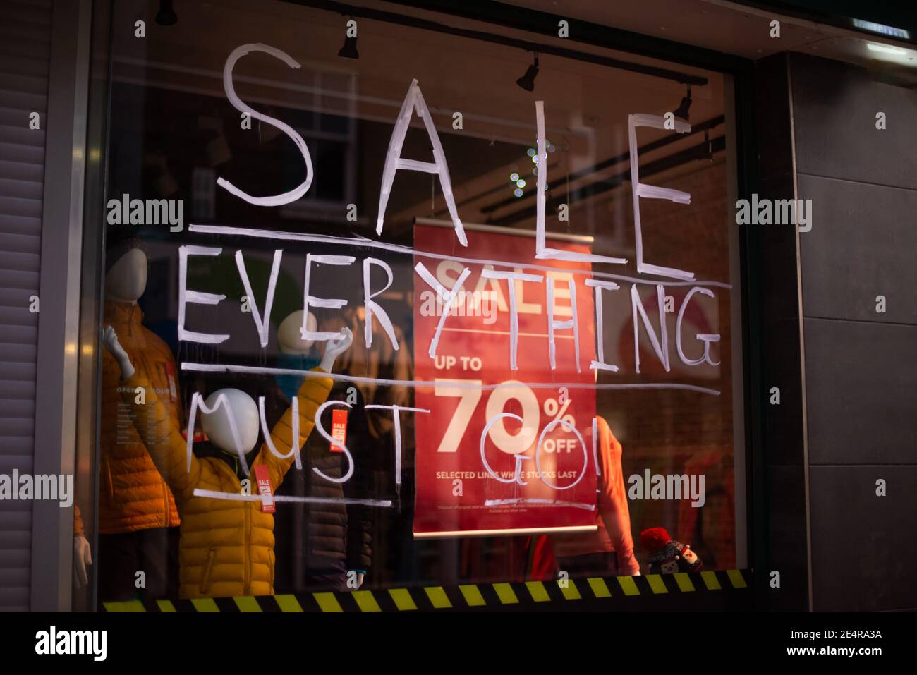 Handwrite message Verkauf alles auf einem Glas Fensterkasten von Mode-Shop im Freien. Großer Rabatt wegen der Schließung des Stores. Selektiver Fokus Stockfoto