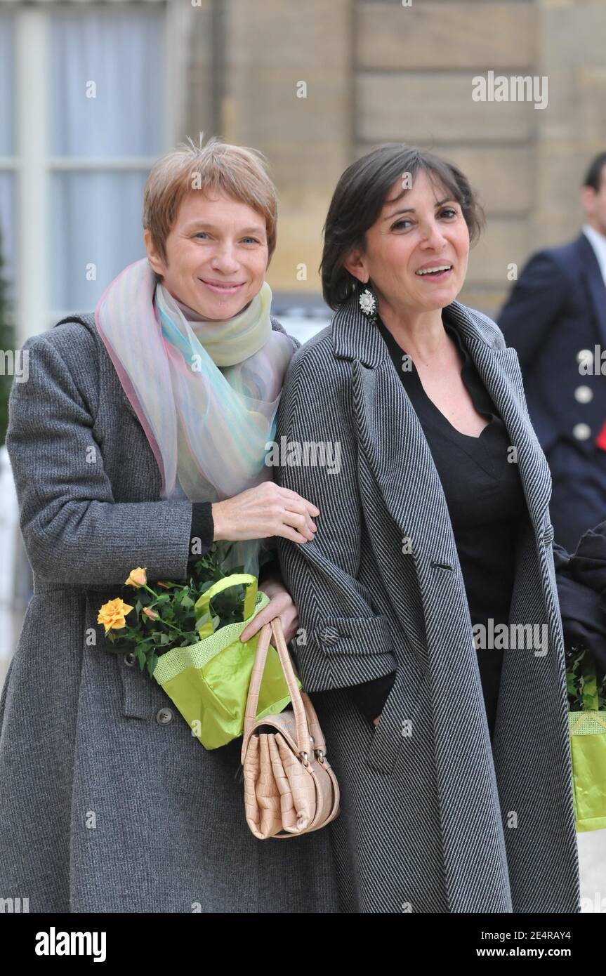 Der französische MEDEF-Präsident Laurence Parisot verlässt den Elysee-Palast, als der französische Präsident Nicolas Sarkozy und seine Frau Carla am 8. März 2008 im Elysee-Palast in Paris, Frankreich, 150 "außergewöhnliche Frauen" zu einem Mittagessen zum Internationalen Frauentag empfangen. Foto von Ammar Abd Rabbo/ABACAPRESS.COM Stockfoto