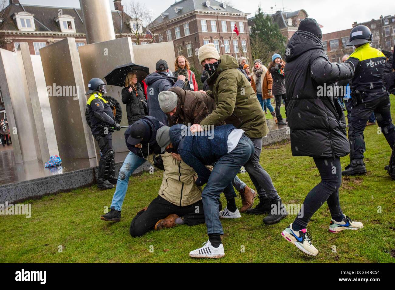 Undercover Polizisten In Den Niederlanden Als Romeo Eine Festnahme Wahrend Der Demonstration Mindestens Zweitausend Versammelten Sich Auf Dem Museumplein In Amsterdam In Einer Unerlaubten Demonstration Gegen Die Neueste Restriktionspolitik Der