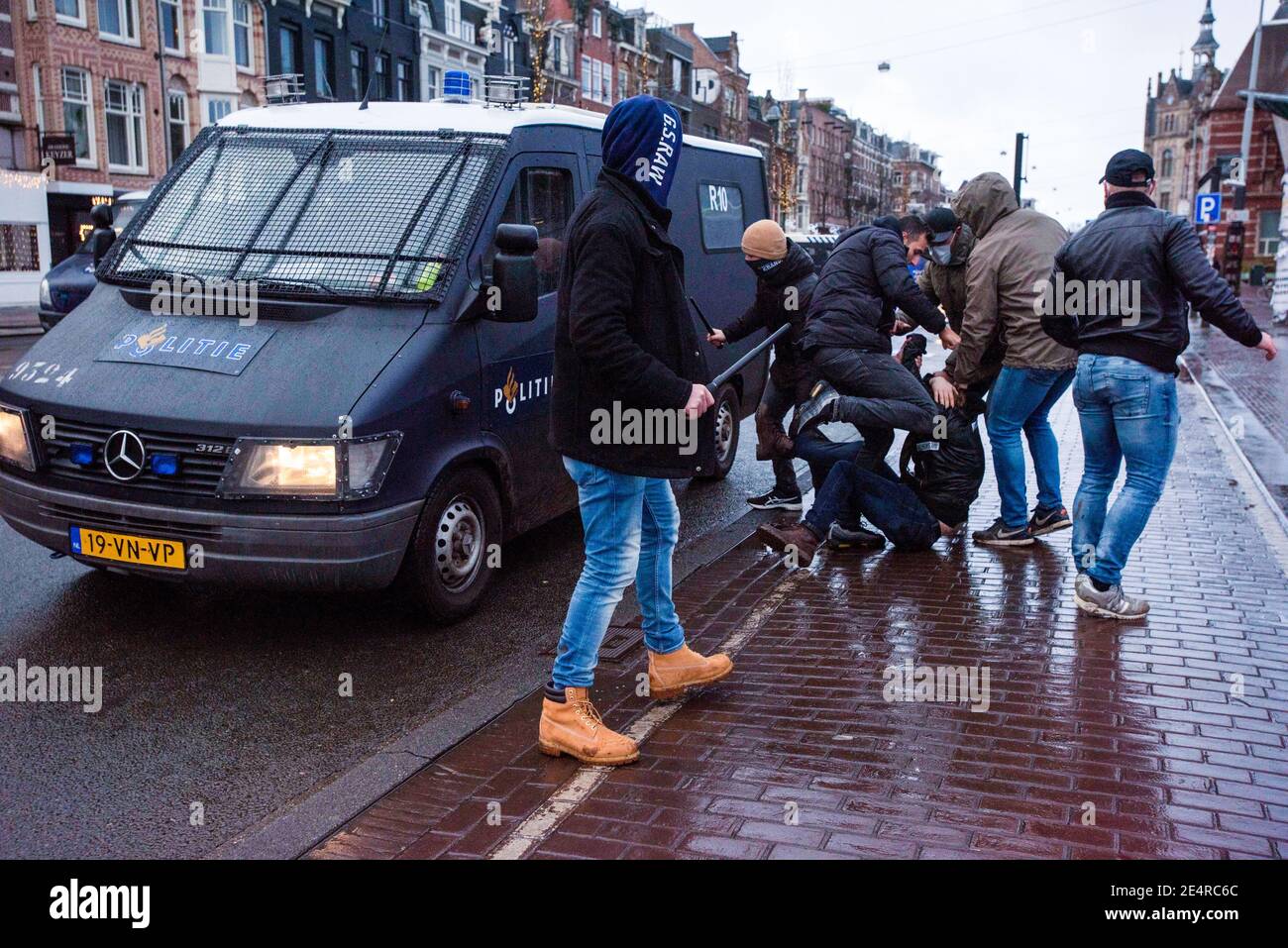 Undercover Polizisten In Den Niederlanden Als Romeo Eine Festnahme Wahrend Der Demonstration Mindestens Zweitausend Versammelten Sich Auf Dem Museumplein In Amsterdam In Einer Unerlaubten Demonstration Gegen Die Neueste Restriktionspolitik Der