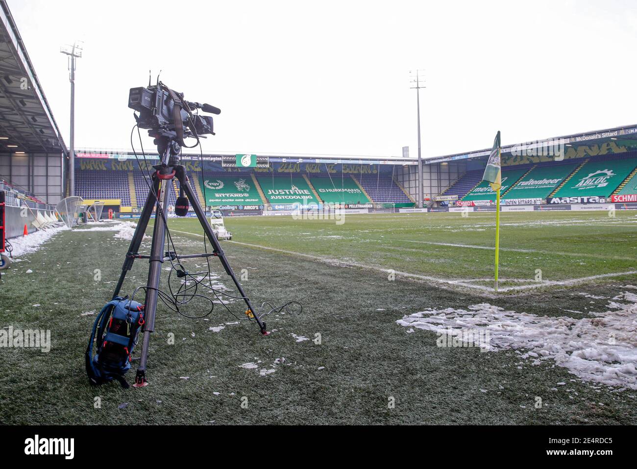 SITTARD, NIEDERLANDE - JANUAR 24: ESPN-Kamera an der Eckflagge während des niederländischen Eredivisie-Spiels zwischen Fortuna Sittard und Ajax bei Fortuna Sittard Stockfoto