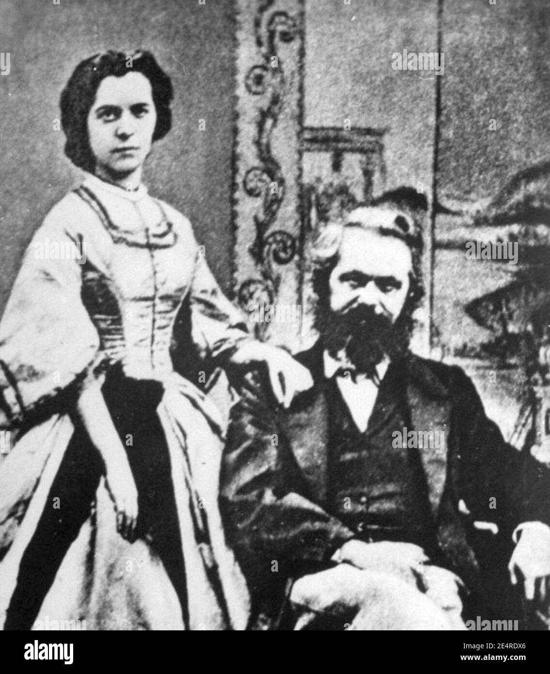 Marx Tochter Jenny Longuet stehend und Karl Marx sitzend - Foto. Stockfoto