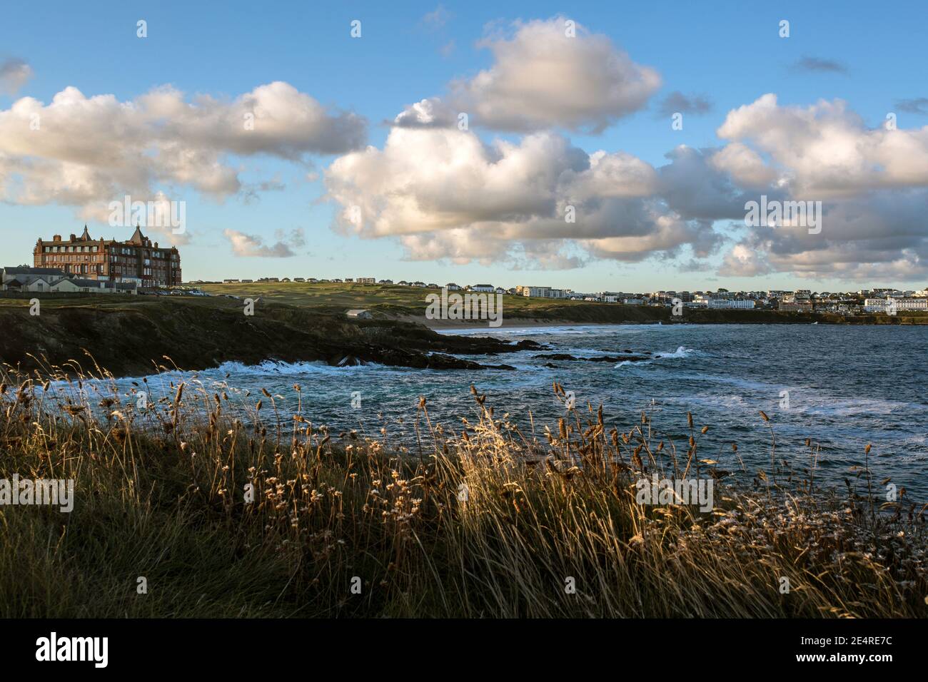 Das Headland Hotel und Towan Headland mit Blick auf den Fistral Beach in Newquay, Cornwall, England. Stockfoto