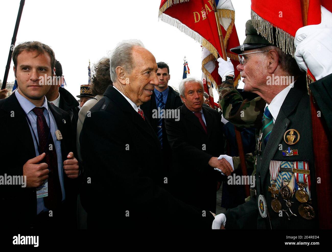 Der israelische Präsident Shimon Peres trifft Kriegsveteranen bei der Flamme des unbekannten Soldaten unter dem Triumphbogen in Paris, Frankreich am 11. März 2008. Foto von Christian Liewig/Pool/ABACAPRESS.COM Stockfoto