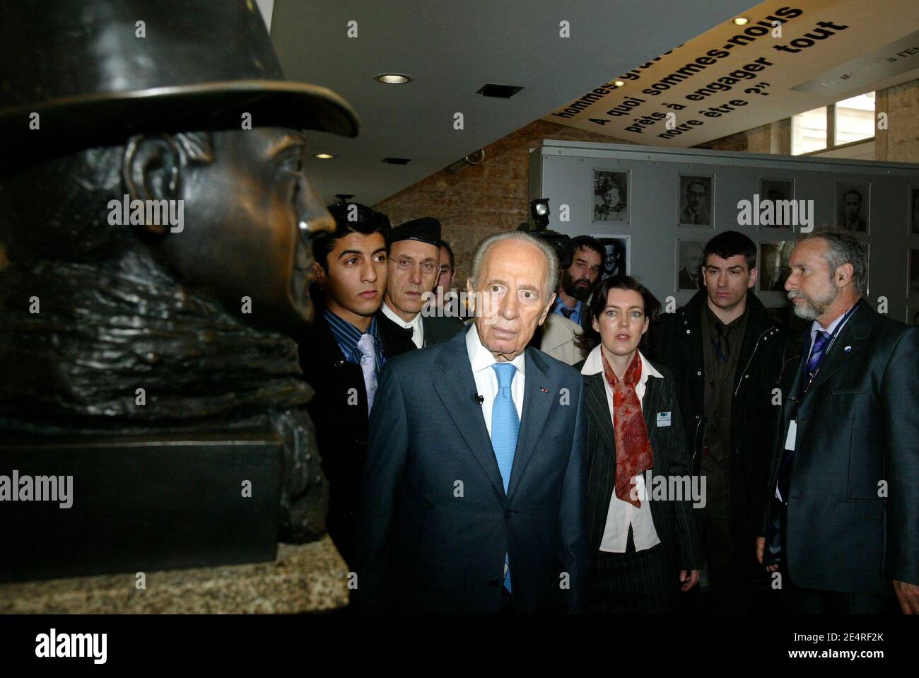 Der israelische Präsident Shimon Peres besucht am 12. März 2008 das Zentrum für Geschichte des Widerstands und der Deportation in Lyon, Frankreich. Foto von Pascal Fayolle/Pool/ABACAPRESS.COM Stockfoto