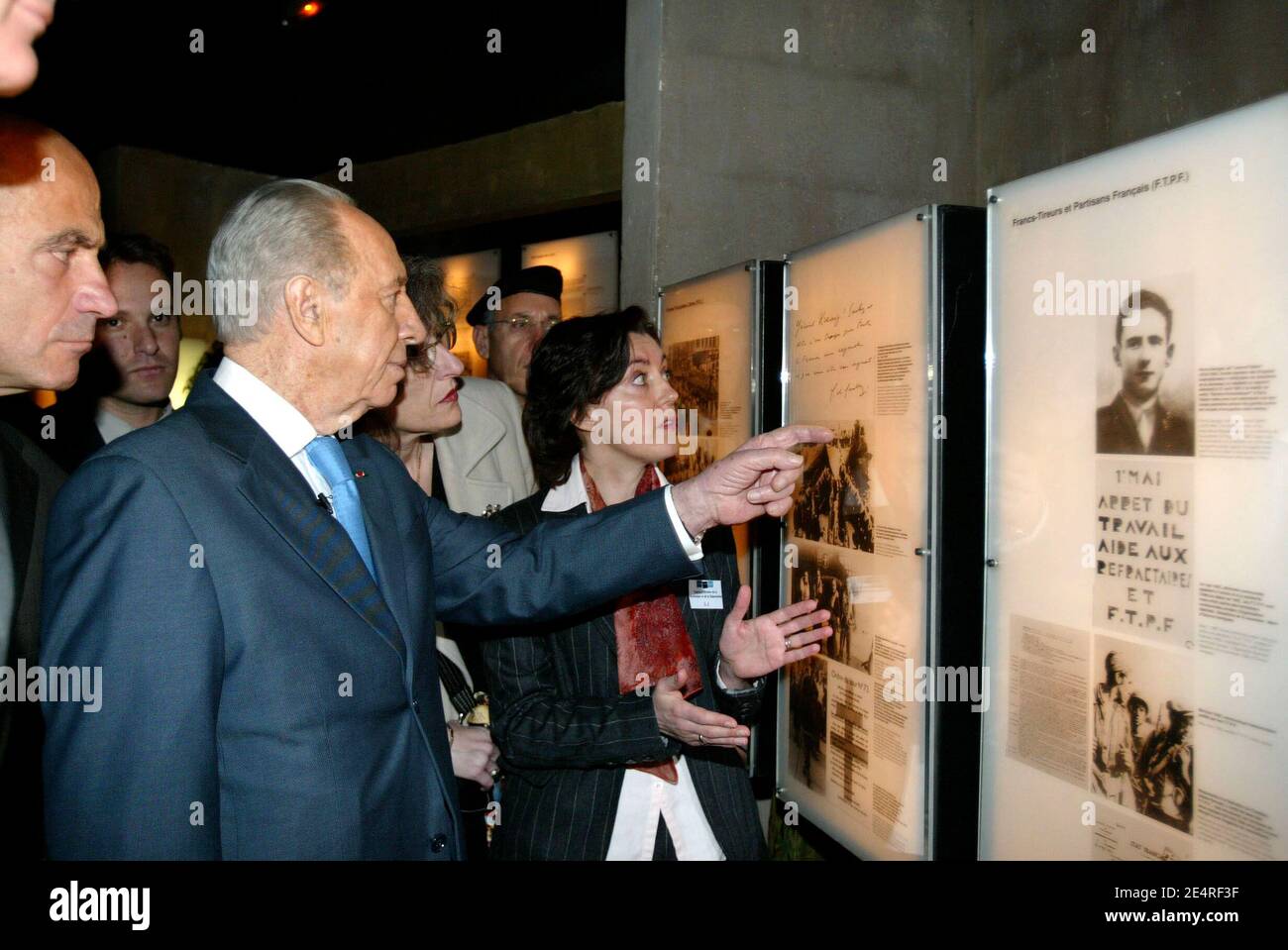 Der israelische Präsident Shimon Peres besucht am 12. März 2008 das Zentrum für Geschichte des Widerstands und der Deportation in Lyon, Frankreich. Foto von Pascal Fayolle/Pool/ABACAPRESS.COM Stockfoto