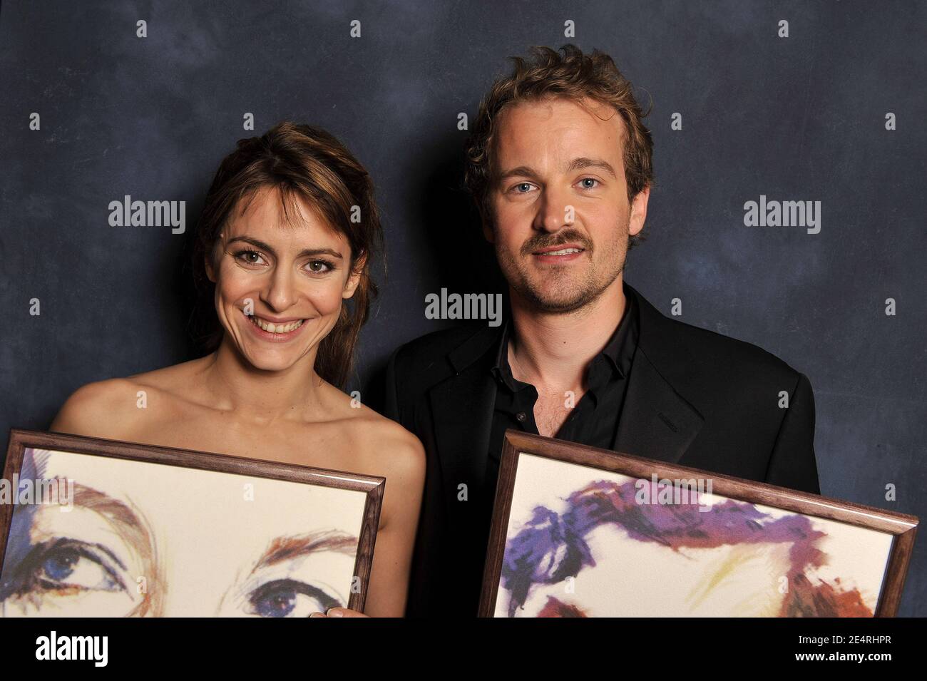 Die französischen Schauspieler Audrey Dana und Jocelyn Quivrin, Gewinner des Kinopreises 'Prix Romy Schneider-Patrick Dewaere 2008', posieren am 17. März 2008 im Royal Monceau Hotel in Paris, Frankreich. Foto von Christophe Guibbaud/ABACAPRESS.COM Stockfoto
