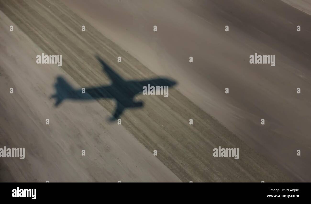 Fliegender Flugzeugschatten auf Feldern Stockfoto