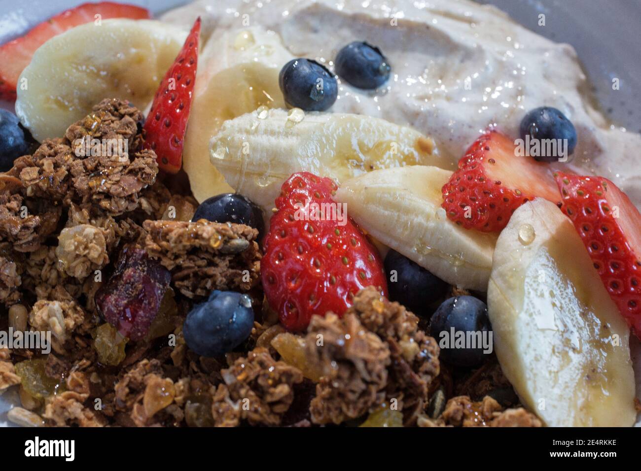 Nahaufnahme gesundes glutenfreies Müsli mit frischem Obst und Joghurt. Stockfoto