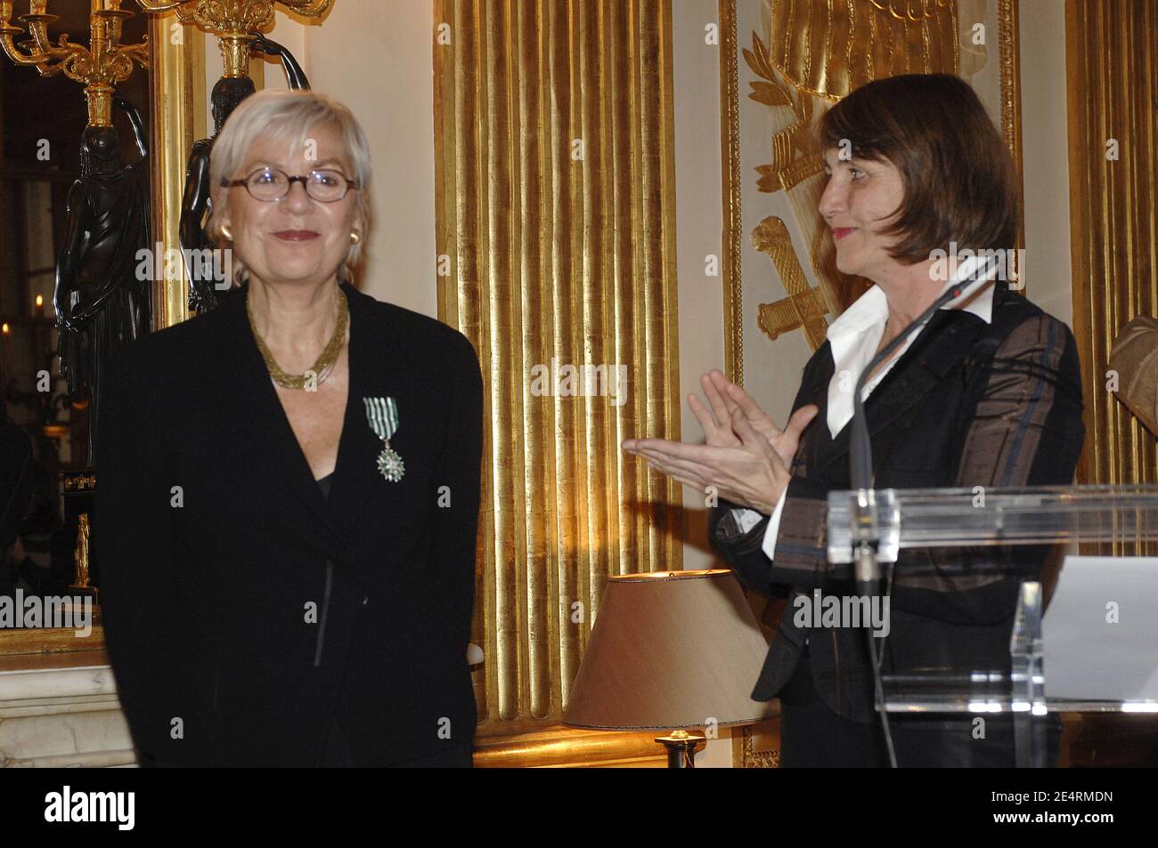 Die Vizepräsidentin von MIDEM, Brigitte Chaintreau, wird am 20. März 2008 von Kulturministerin Christine Albanel in ihrem Ministerium in Paris, Frankreich, mit der Medaille "Chevalier des Arts et Lettres" ausgezeichnet. Foto von Giancarlo Gorassini/ABACAPRESS.COM Stockfoto