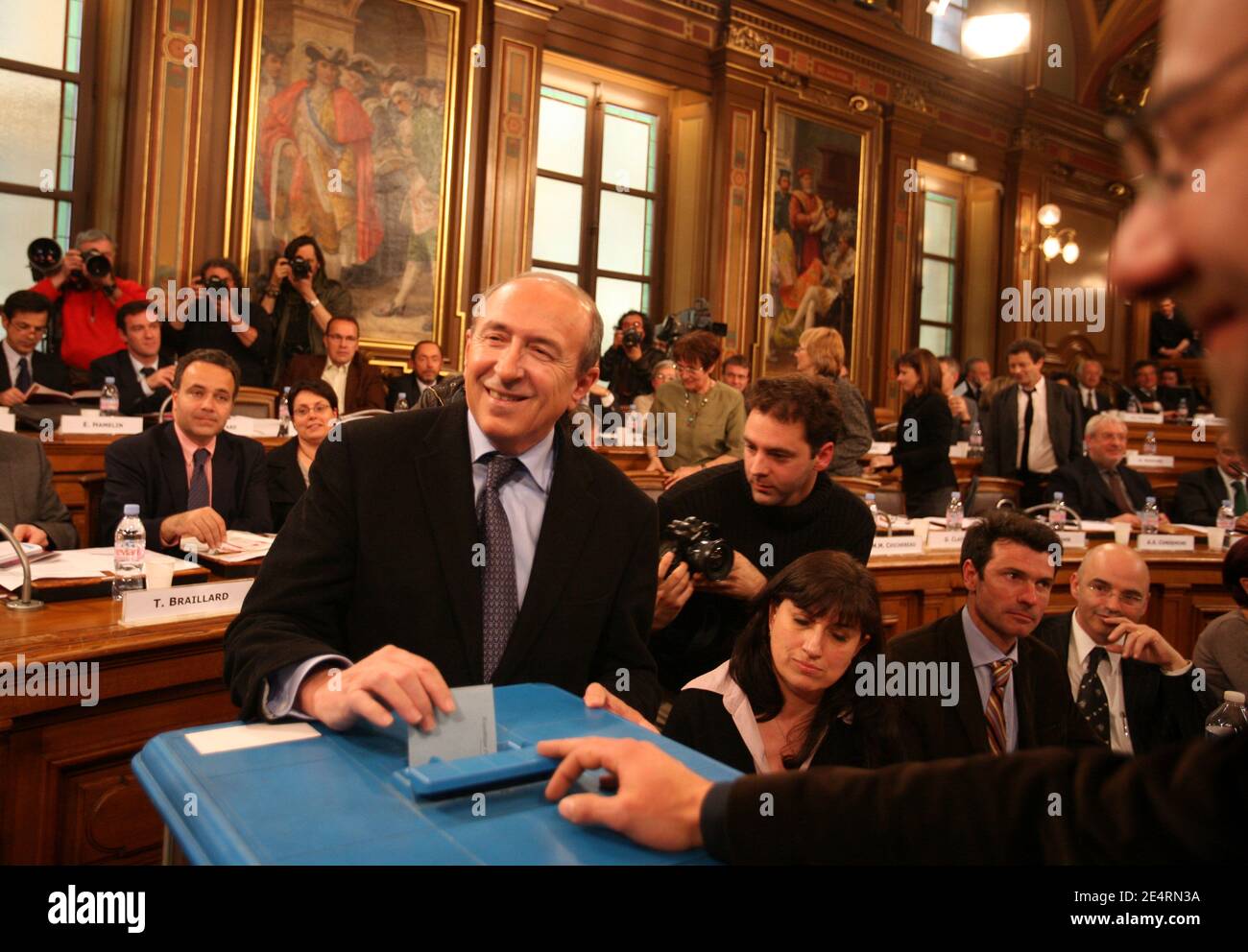 Gerard Collomb wählt am 21. März 2008 im Wahllokal in Lyon im Südosten Frankreichs seine Stimme. Foto von Vincent Dargent/ABACAPRESS.COM Stockfoto