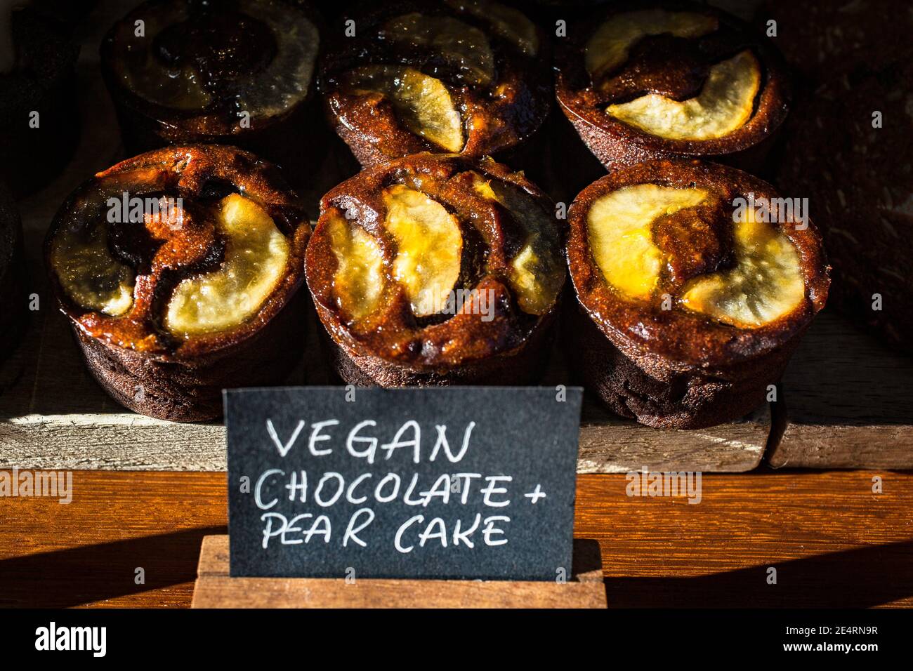 Gesunder veganer Birnenkuchen mit Schokolade. Sauberes Essen Stockfoto
