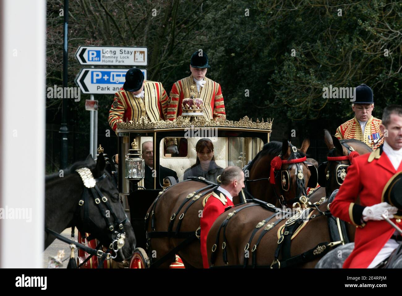 Prinz Philip und HRH fahren am 26. März 2008 in einer Kutsche mit Carla Bruni-Sarkozy in Windsor, Großbritannien. Foto von Alain Benainous/Pool/ABACAPRESS.COM Stockfoto