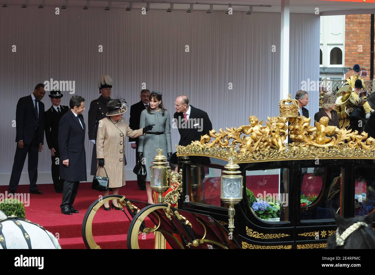 Der französische Präsident Nicolas Sarkozy, Königin Elizabeth II., Carla Bruni-Sarkozy und der Herzog von Edinburgh sehen am 26. März 2008 eine feierliche Begrüßung im Schloss Windsor in Großbritannien. Foto von Jacques Witt/Pool/ABACAPRESS.COM. Stockfoto