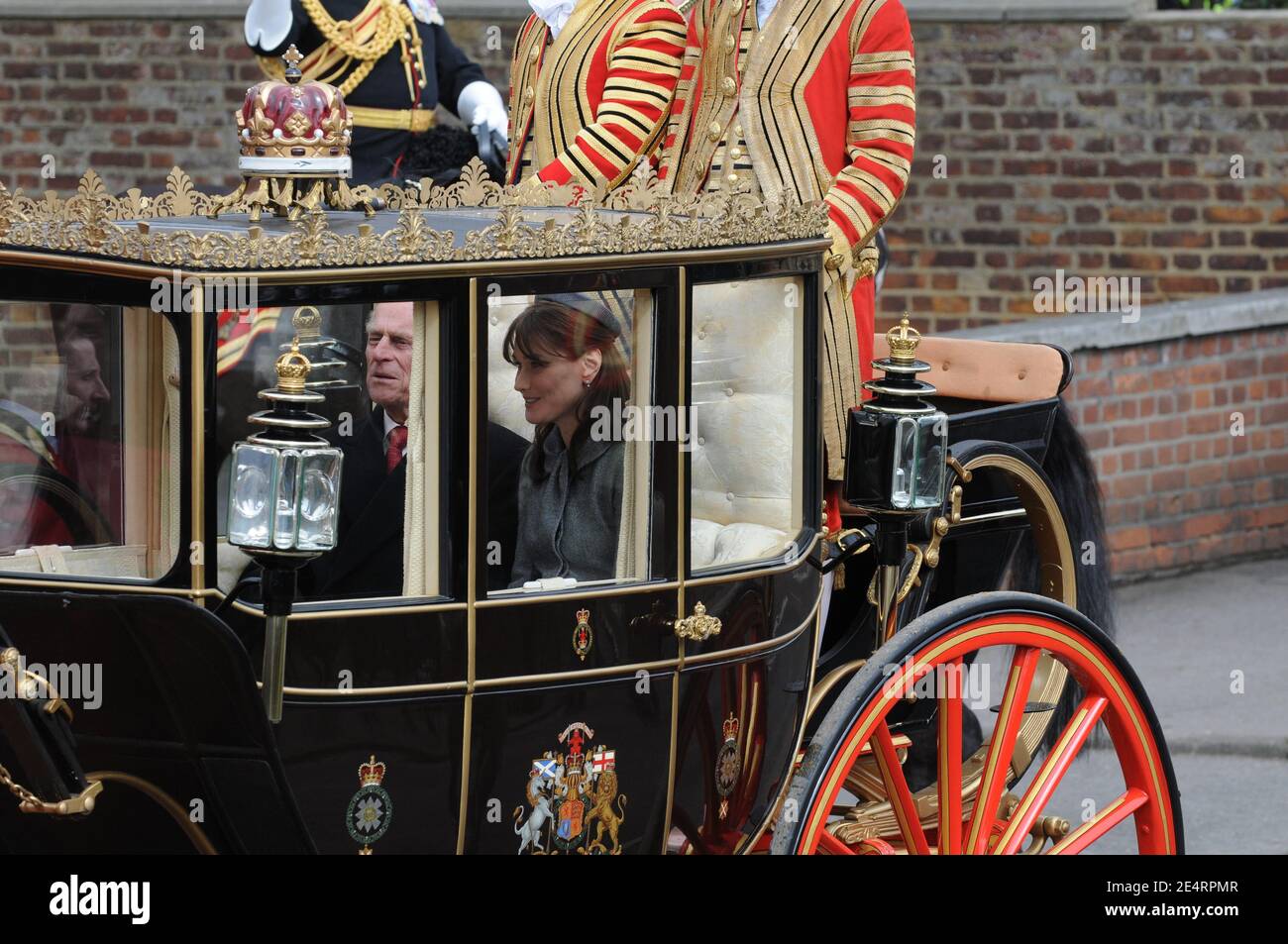 Carla Bruni-Sarkozy fährt am 26. März 2008 in einer Kutsche mit dem Herzog von Edinburgh in Windsor Castle, Großbritannien. Foto von Jacques Witt/Pool/ABACAPRESS.COM. Stockfoto