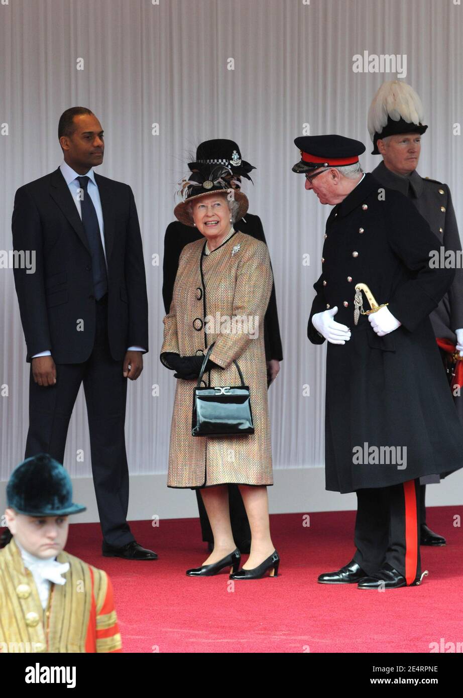 Königin Elizabeth II. Wird am 26. März 2008 in Windsor Castle, Großbritannien, feierlich begrüßt. Foto von Jacques Witt/Pool/ABACAPRESS.COM. Stockfoto