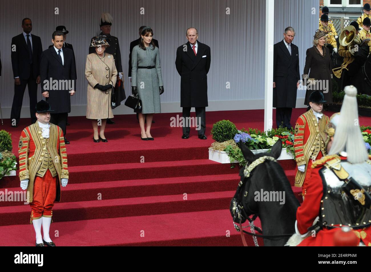 Der französische Präsident Nicolas Sarkozy, Königin Elizabeth II., Carla Bruni-Sarkozy und der Herzog von Edinburgh sehen am 26. März 2008 eine feierliche Begrüßung im Schloss Windsor in Großbritannien. Foto von Jacques Witt/Pool/ABACAPRESS.COM. Stockfoto