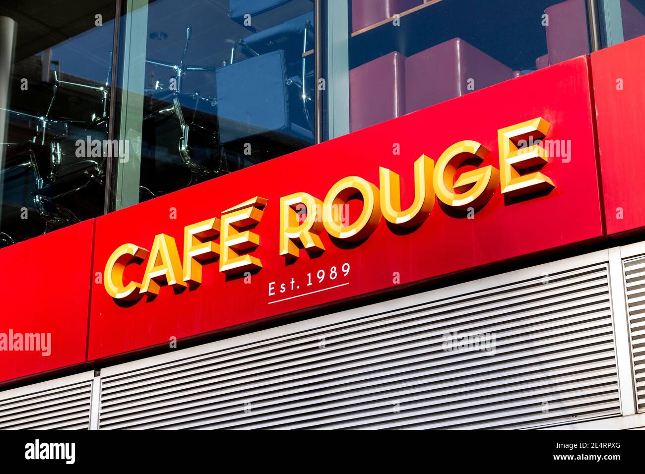 Schild für Cafe Rouge Restaurant in St. Katharine Docks, London, UK Stockfoto