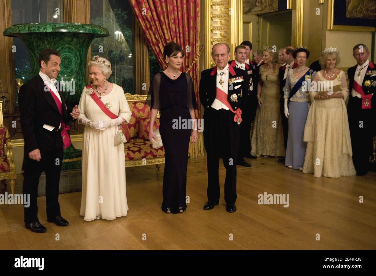 Der französische Präsident Nicolas Sarkozy und seine Frau Carla Bruni-Sarkozy, die britische Königin Elizabeth und ihr Ehemann Prinz Philip posieren für ein Familienfoto vor einem Staatsbankett im Schloss Windsor, Großbritannien, am 26. März 2008. Foto von Philippe Wojazer/Pool/ABACAPRESS.COM Stockfoto