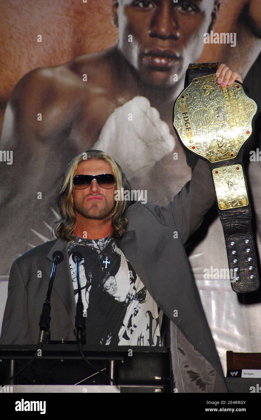 WWE Superstar und Heavy Weight Champion The Edge nimmt am 26. März 2008 an der Floyd Mayweather & Big Show Pressekonferenz für Wrestlemania XXIV im Hard Rock Cafe in New York City, NY, USA Teil. Foto von Gregorio Binuya/Cameleon/ABACAPRESS.COM Stockfoto