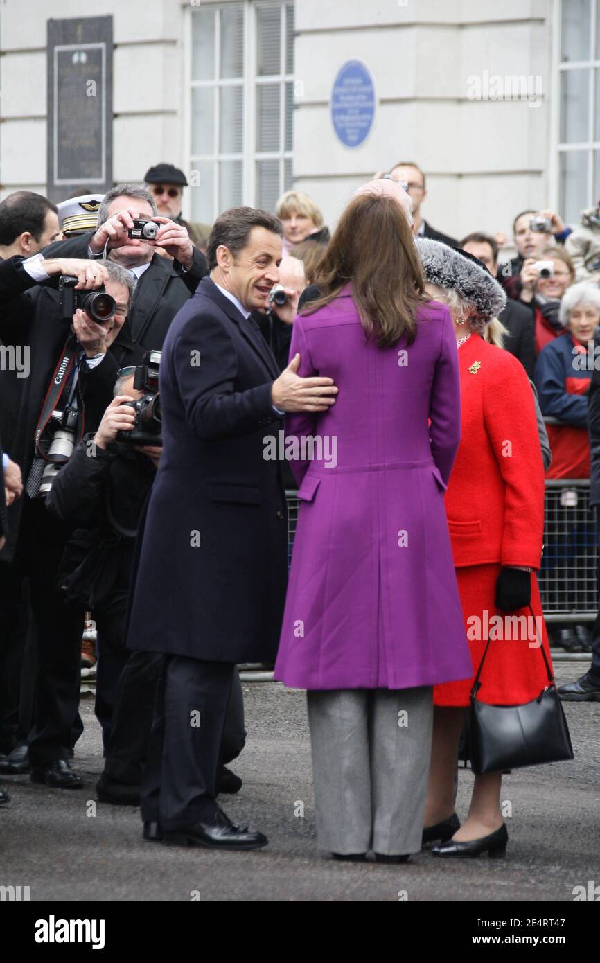 Der französische Präsident Nicolas Sarkozy seine Frau Carla Bruni-Sarkozy und die Sir Winston Churchill-Tochter Lady Soames nehmen am 27. März 2008 an der Kranzniederlegung an der Statue von Charles De Gaulle in London Teil. Foto von Jacovides/Pool/ABACAPRESS.COM Stockfoto