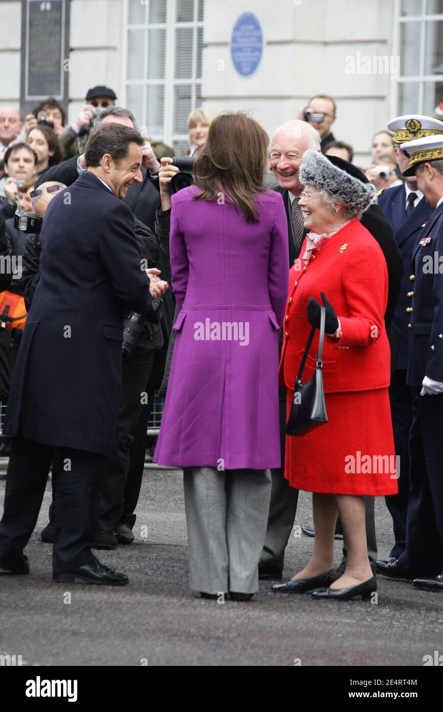 Der französische Präsident Nicolas Sarkozy seine Frau Carla Bruni-Sarkozy und die Sir Winston Churchill-Tochter Lady Soames nehmen am 27. März 2008 an der Kranzniederlegung an der Statue von Charles De Gaulle in London Teil. Foto von Jacovides/Pool/ABACAPRESS.COM Stockfoto