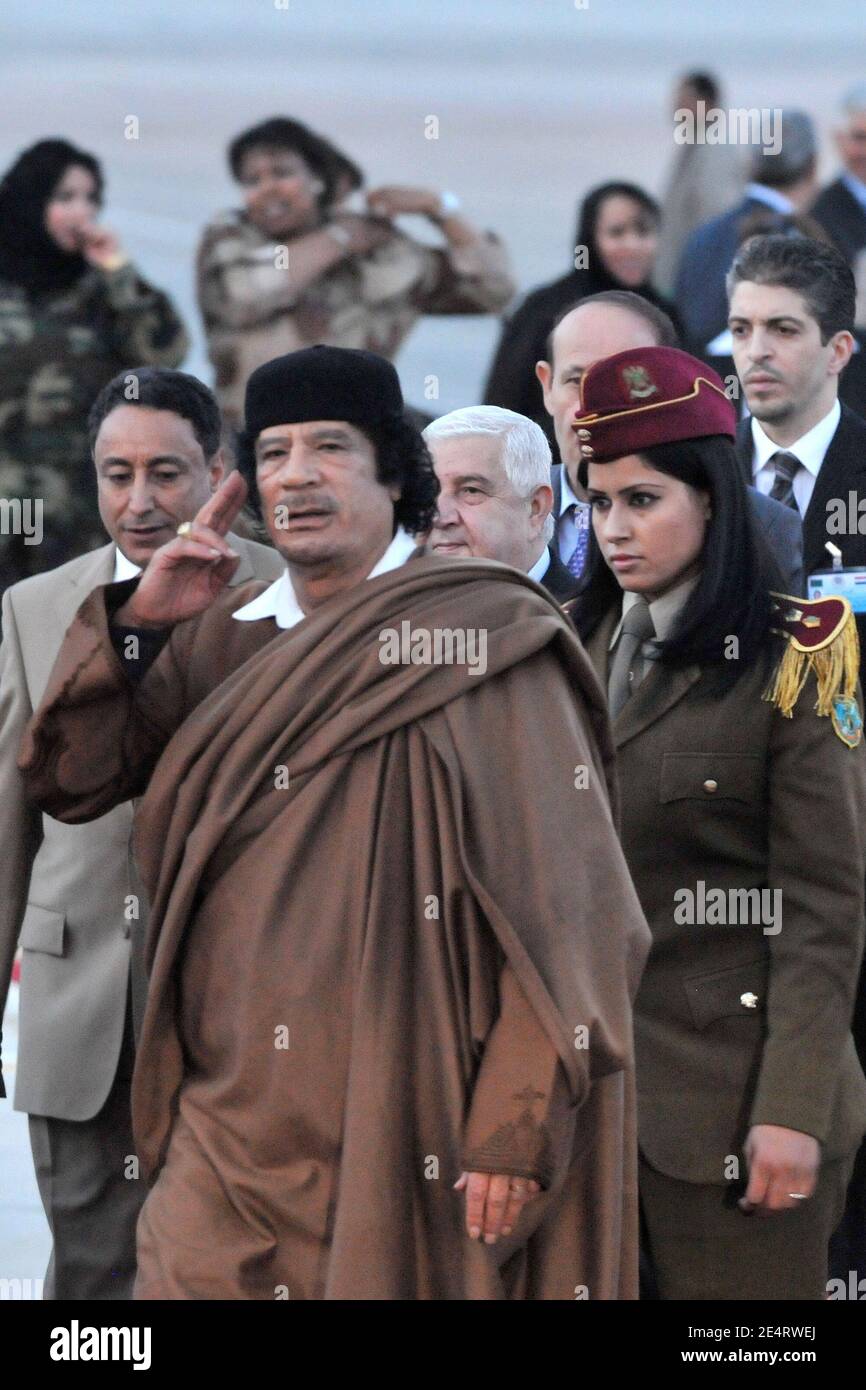 Der syrische Präsident Baschar Al Assad empfängt den libyschen Führer Muammar Gaddafi umgeben von seiner Leibwächterin "Amazone", als er am 28. März 2008 in Damaskus, Syrien, zum 20. Gipfel der Führer der Arabischen Liga eintrifft. Foto von Ammar Abd Rabbo/ABACAPRESS.COM Stockfoto