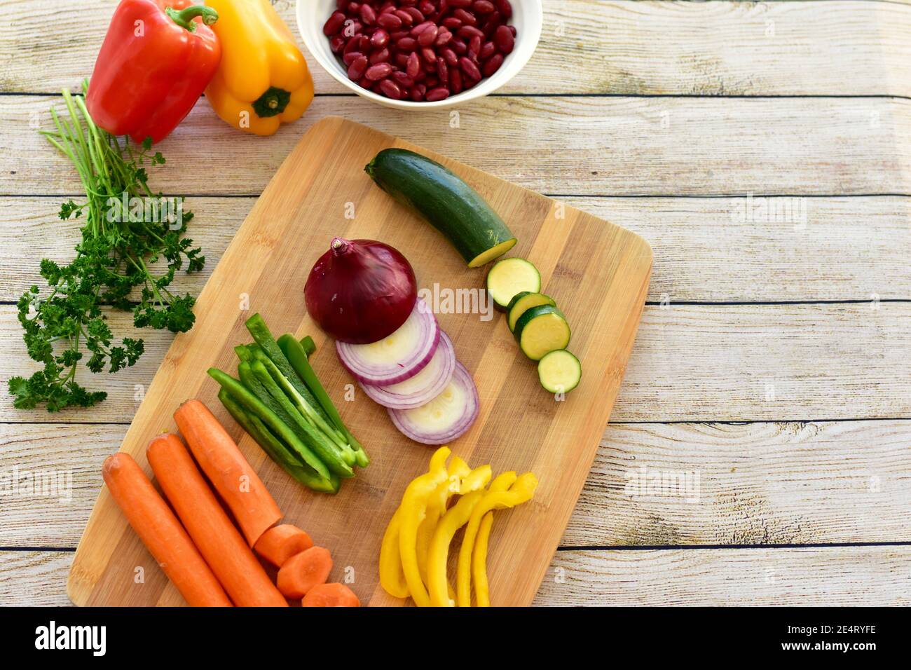 Einfache gesunde vegetarische Zutaten für die Zubereitung herzhafter Wintersuppen, Eintöpfe und Chilis Stockfoto