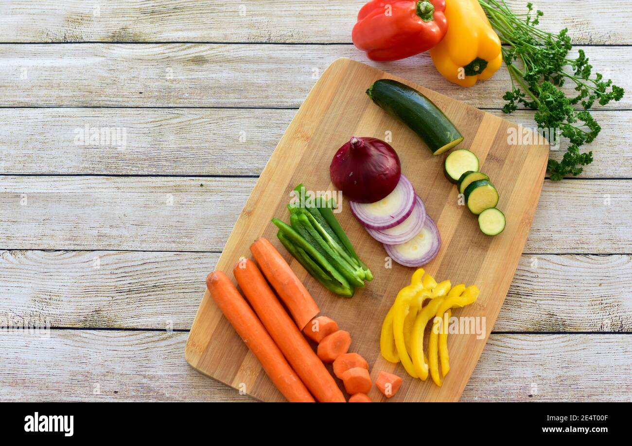 Einfache gesunde vegetarische Zutaten für die Zubereitung herzhafter Wintersuppen, Eintöpfe und Chilis Stockfoto