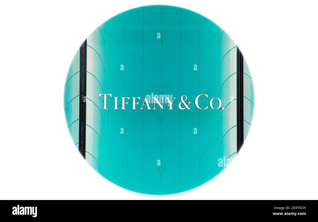 Santa Clara, CA USA - 14. Januar 2021: Tiffany und Co Luxus Mode Designer Boutique. Ein luxuriöses Modehaus, das Brillen und Schmuck verkauft Stockfoto